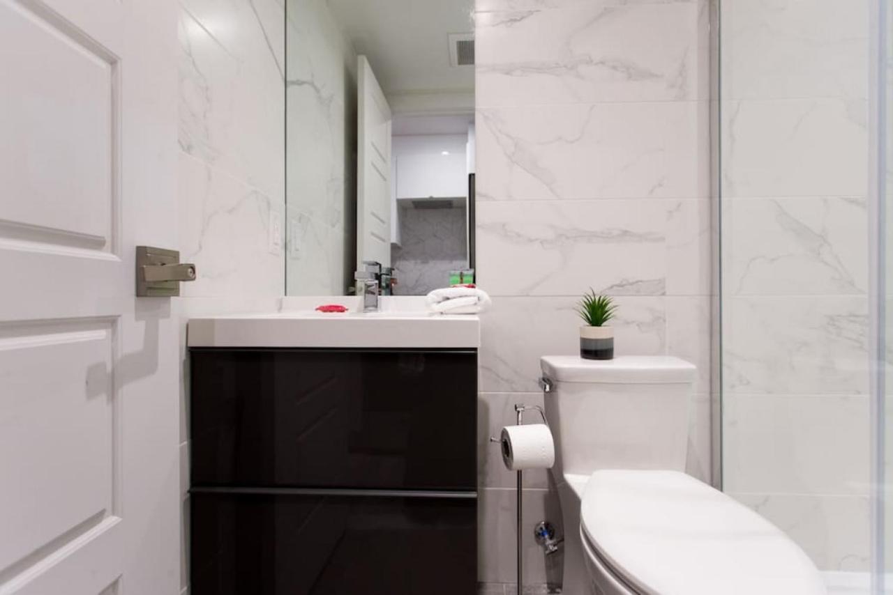 Palms Little Italy Studio With Full Bathroom By Denstays モントリオール エクステリア 写真